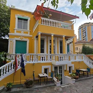 15 - Center Albanien