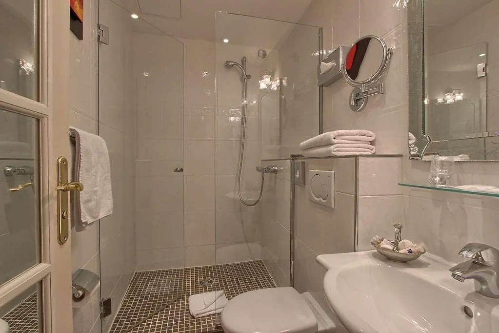 Timhotel Tour Montparnasse Paris 3*,